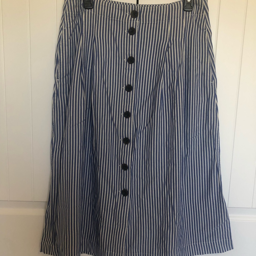 Talbots size 10 new buttoned skirt with pockets.